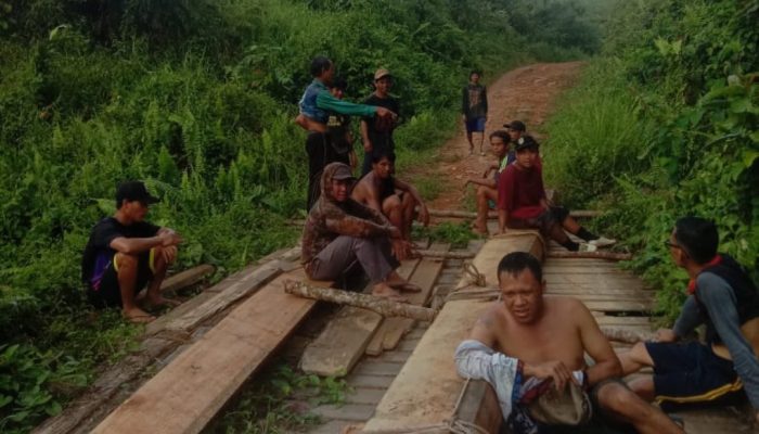 Jembatan ‘Urat Nadi’ Perekonomian Rusak, Warga Lintah Taum Terpaksa Gotong Royong Pakai Material Seadanya