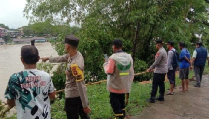 Cegah Bahaya Lebih Besar, BPBD Melawi dan Polsek Nanga Pinoh Segera Amankan Lokasi Erosi di Desa Tekelak