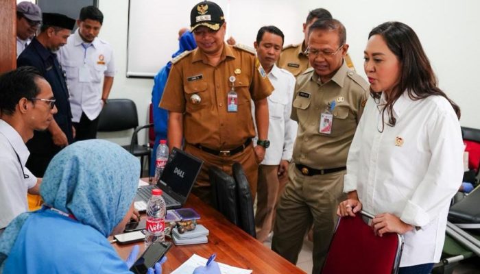 Cegah Gangguan Penglihatan Sejak Dini, 2.800 Siswa di Kembangan Terima Kacamata Gratis