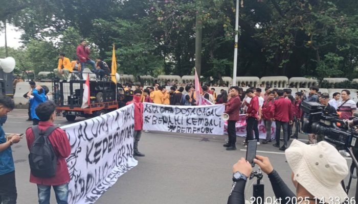 Aliansi Mahasiswa Bersatu dan BEM SI Demo di Jalan Medan Merdeka Selatan: Soroti ‘Gawat Darurat’ Satu Tahun Pemerintahan Prabowo-Gibran