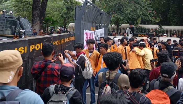 Mahasiswa Geruduk Monas: Tuntut Evaluasi Total 1 Tahun Prabowo-Gibran, Soroti Gizi dan Pendidikan
