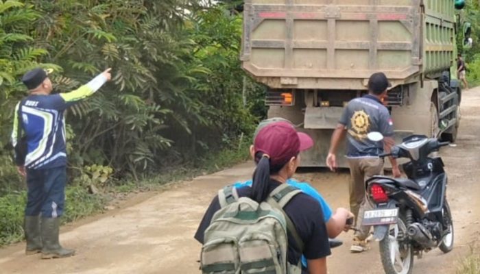 Filosofi ‘Minimal Kecelakaan’ Camat Tanah Pinoh: Gerak Cepat Timbun Jalan dan Kunci Jembatan Rusak untuk Lindungi Warga