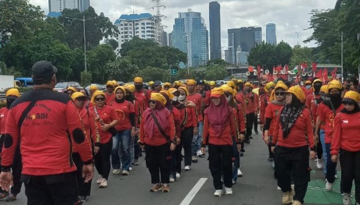 Konfederasi KASBI Kerahkan Lebih dari Seribu Buruh di Jakarta: Menuntut UU Ketenagakerjaan Pro Buruh dan Kenaikan Upah 15%