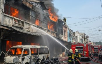 ​MENCEKAM! Portable Charging Meledak, Ruko Karawaci Terbakar Hebat: Mobil Minibus dan 4 Motor Jadi Arang